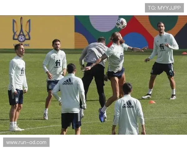 拉莫斯家冰箱里塞满能量饮料，半夜三点还在做核心训练