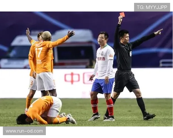 恢复比赛裁判决定掉球或任意球的关键条件