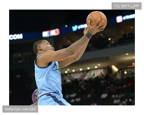 乔·约翰逊无球跑动提升三分命中率显著拉开对手防线