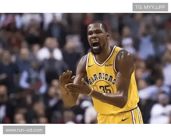 杜兰特关键时刻单打拉开差距，得分效率明显优于字母哥