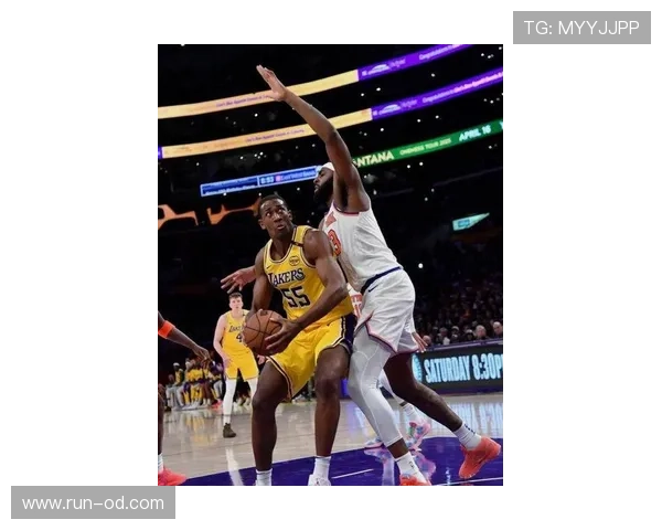 米切尔·罗宾逊篮下防守对比季后赛显著提升篮板率